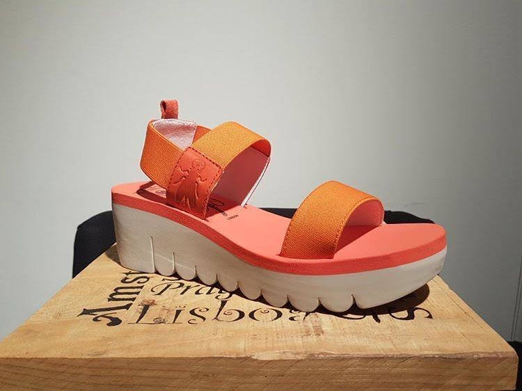 Sandalia naranja con plataforma. Disponible en la tienda bilbaína García, situada en la calle General Cocha (84,90 euros).