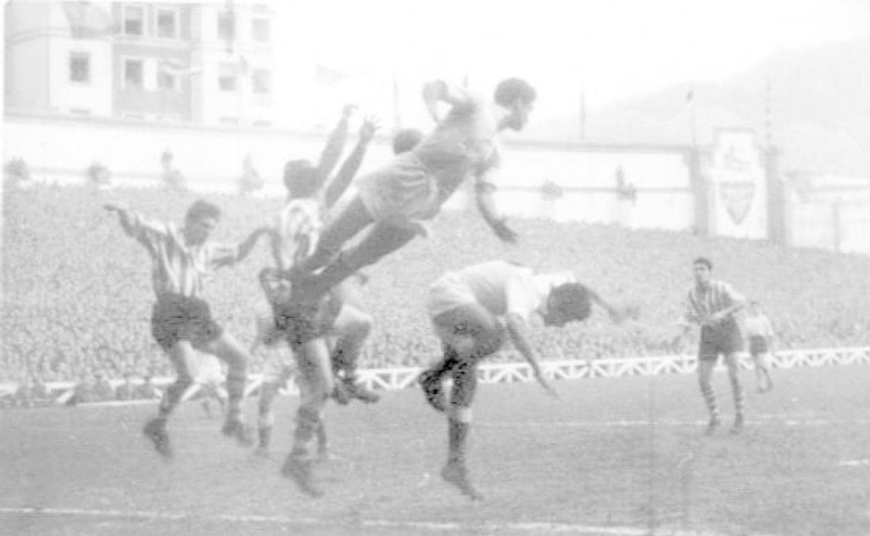 Campanal vuela sobre los delanteros del Athletic en un encuentro de los años 50 en San Mamés.