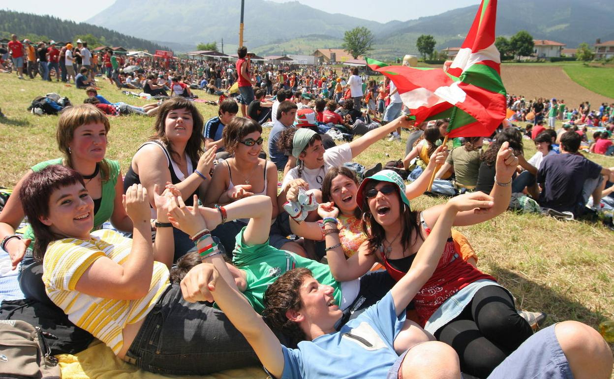 Gazte batzuk, 2006an Elorrion ospatutako Ibilaldian.