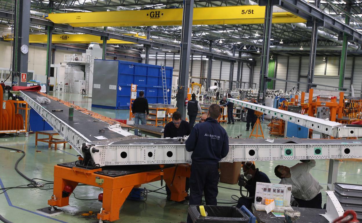 Operarios trabajan en la construcción de partes de un avión en una factoría de Alestis.