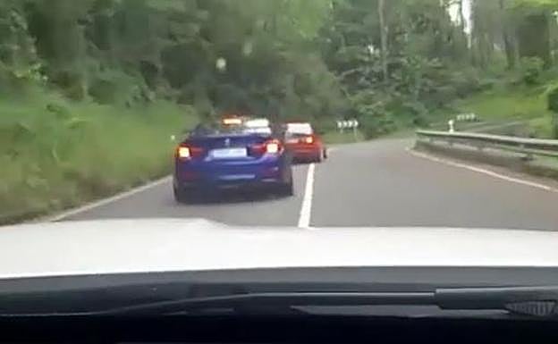Dos coches rebasan la línea continua e invaden el sentido contrario.