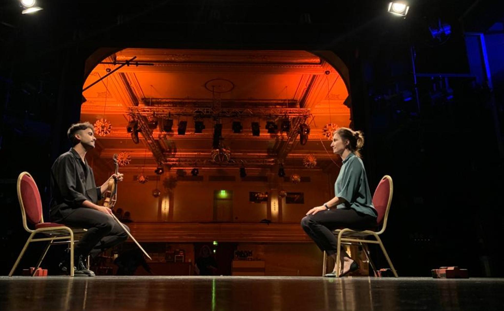 Javier Aguilar trata de conectar con su oyente antes de decidir que pieza interpretar con su violín. 