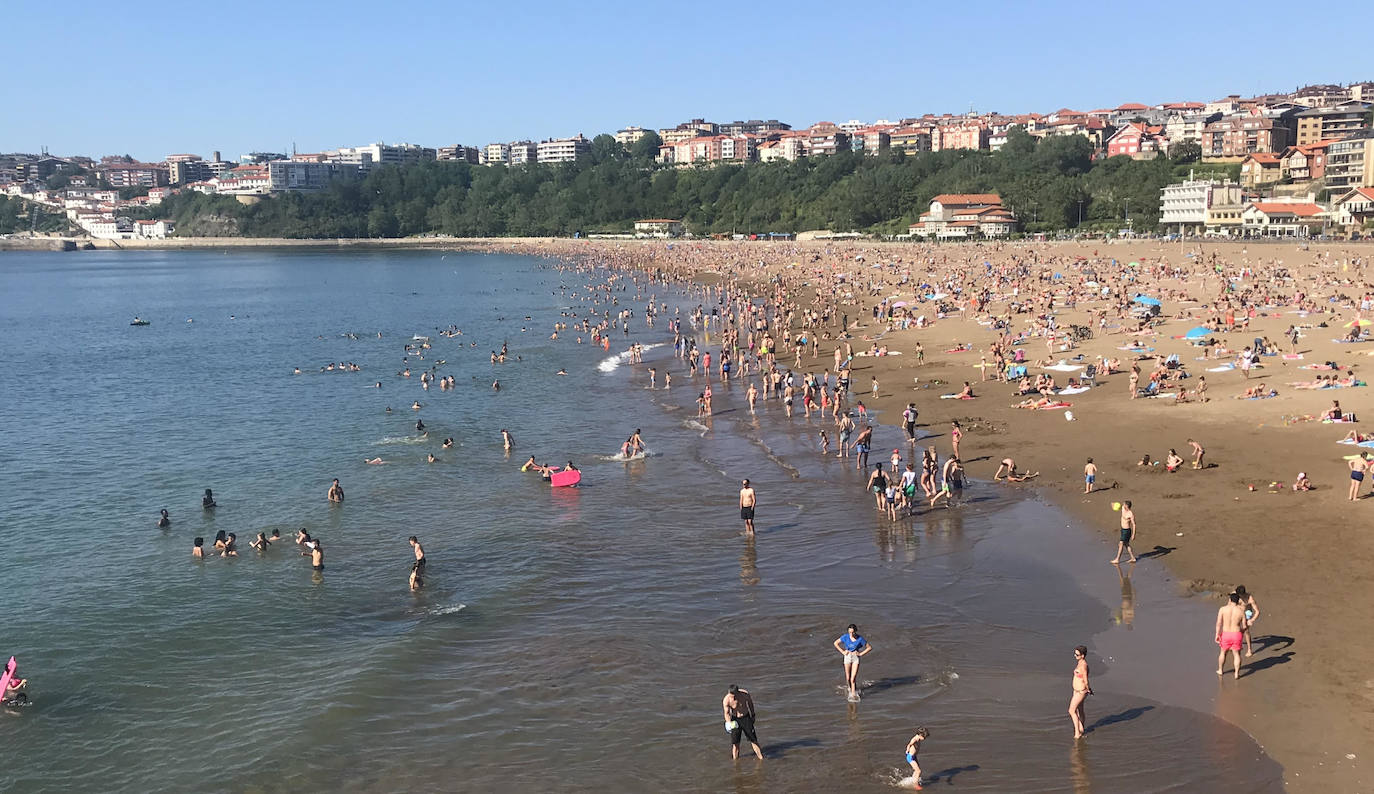 Fotos: Del confinamiento a las playas abarrotadas en Bizkaia