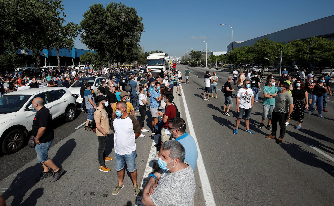 Trabajadores concentrados enfrente de la fábrica de Nissan.