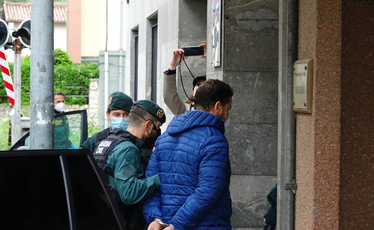 Uno de los sospechos entra en el juzgado de Llanes.