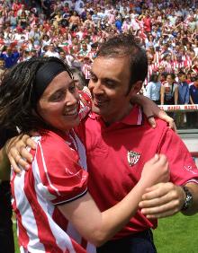 Imagen secundaria 2 - Arriba, en la celebración de la Superliga de 2005. Abajo zafándose de una rival y festejando junto a su hermano Iñigo Juaristi una de los títulos logrados en San Mamés. 