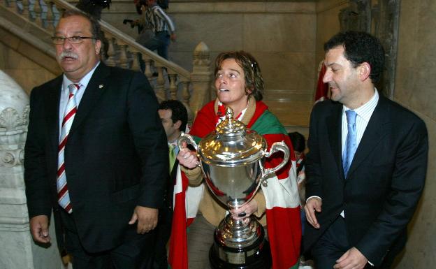 Imagen principal - Arriba, en la celebración de la Superliga de 2005. Abajo zafándose de una rival y festejando junto a su hermano Iñigo Juaristi una de los títulos logrados en San Mamés. 