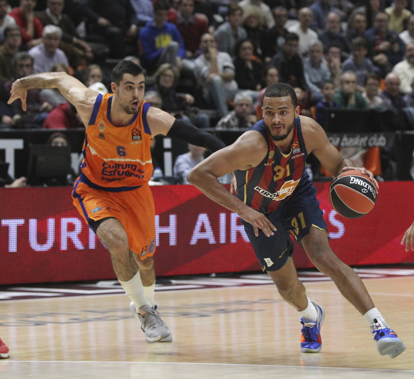 Shields intenta una penetración en un partido ante el Valencia. 