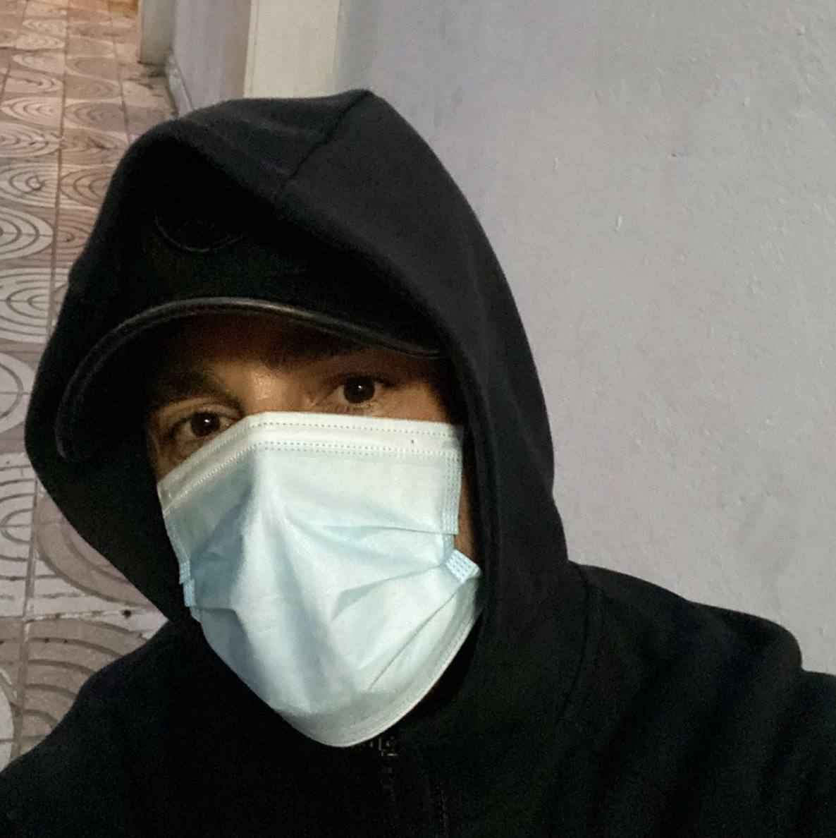 Hace tres semanas, David Bustamante, de 38 años, inmortalizó su primer paseo durante el confinamiento con un 'selfie' en el que se muestra irreconocible: con capucha negra, gorra y mascarilla. 