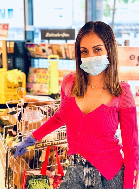 La mascarilla se ha convertido en el accesorio indispensable de la actriz Hiba Abouk, madrileña y de 33 años. Posa con ella en la cola del supermercado y opta por un modelo más exclusivo, con 'animal print', cuando viaja con su hijo de tres meses Amín, fruto de su relación con el futbolista Achraf Hakimi.