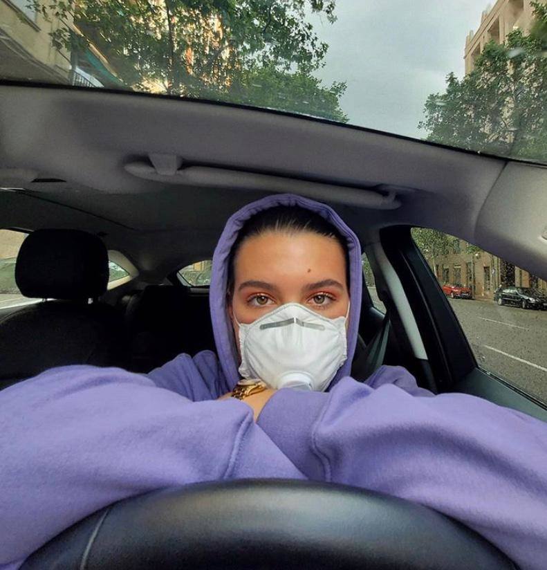 Alba Díaz Martín, la hija de 20 años de Vicky Martín Berrocal y El Cordobés, también lo tiene claro: es mejor prevenir que curar. La joven aprovechó para hacerse una sesión de fotos dentro de su coche mientras esperaba, con mascarilla incluida. “Be safe” (estate seguro), escribió junto a la imagen.