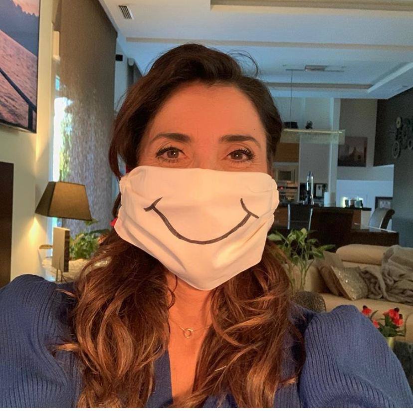 La presentadora Paz Padilla, de 50 años, compartió a principios de la cuarentena una imagen suya con mascarilla. Su accesorio era diferente, ya que le había dibujado una gran sonrisa. “Que no se esconda la tuya”, comentaba.