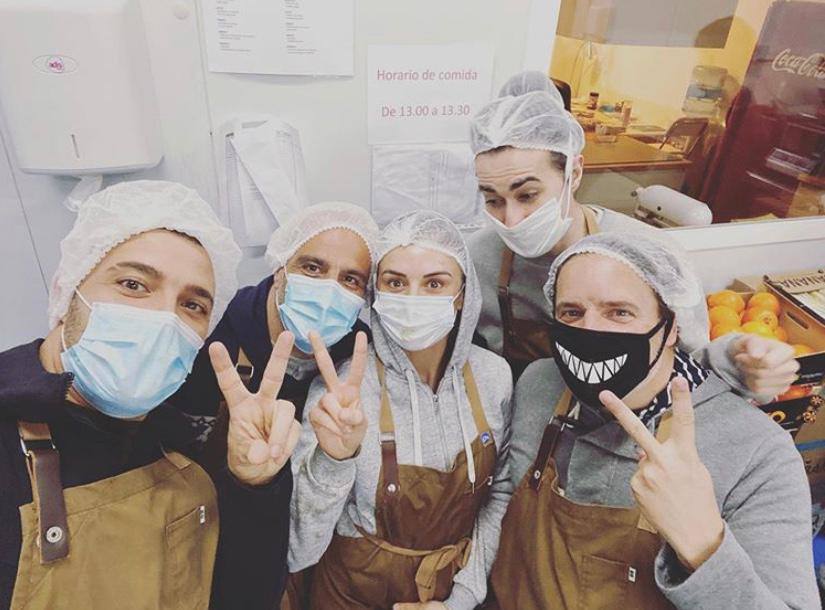 No era la primera vez que veíamos a Ibarguren con mascarilla, ya que, tal y como dió a conocer en la red social, la intérprete estuvo tres semanas preparando menús en un restaurante madrileño que prestó sus cocinas y su comida para todas las familias que estaban pasando por dificultades económicas por la crisis del Covid-19. “Ha sido maravilloso ver el compromiso de una empresa tan joven”, declaró. 