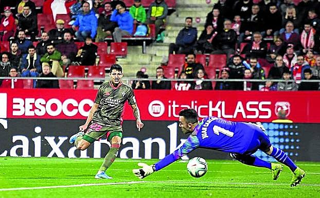 Marcos André bate a Juan Carlos en Montilivi (0-3 ante el Girona).