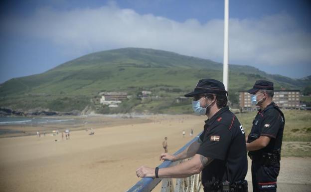 Labores de vigilancia de la Ertzaintza en la playa de La Arena. 