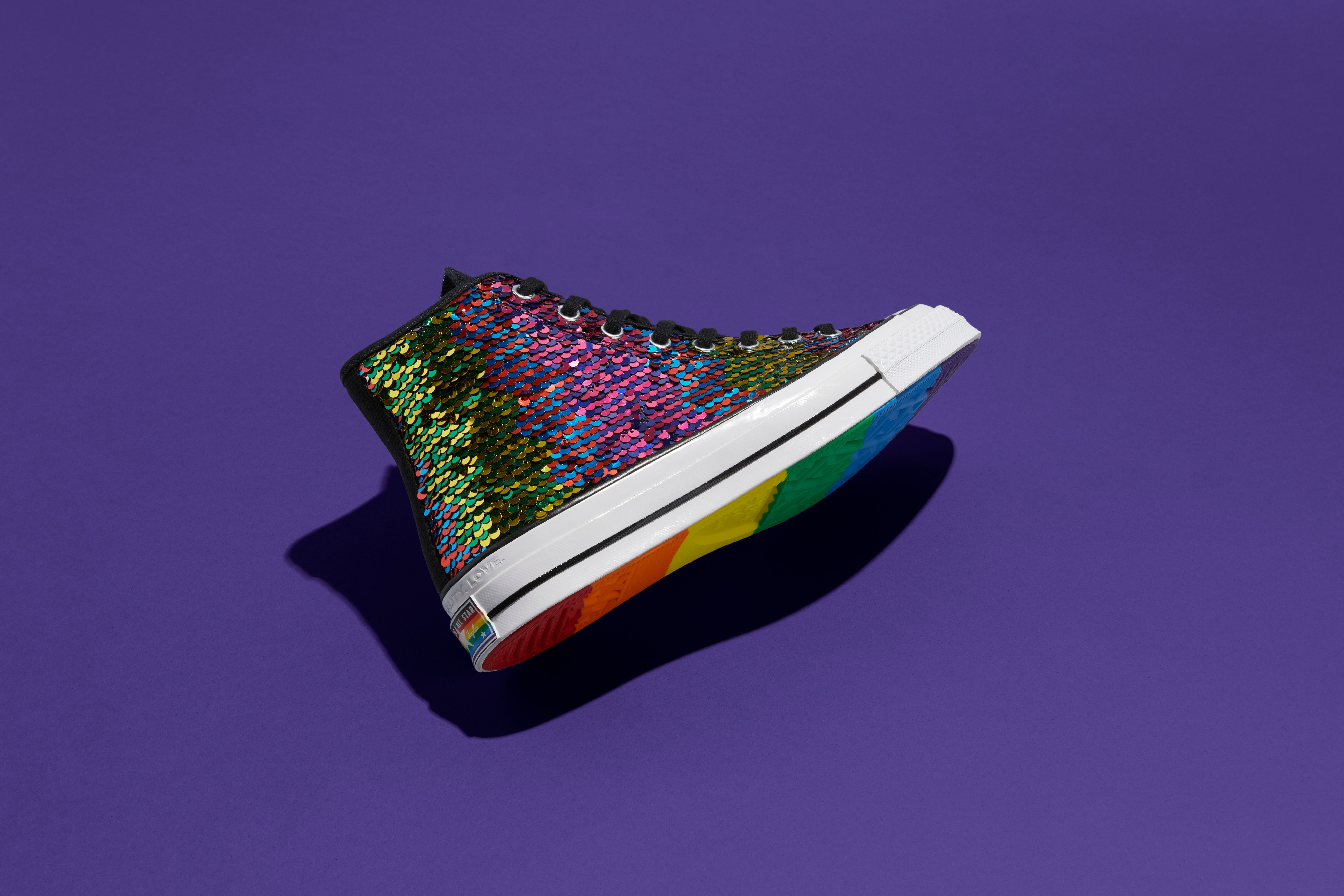 Fotos: Las zapatillas de Nike, Converse y New Balance se tiñen con los colores del Orgullo para apoyar la diversidad