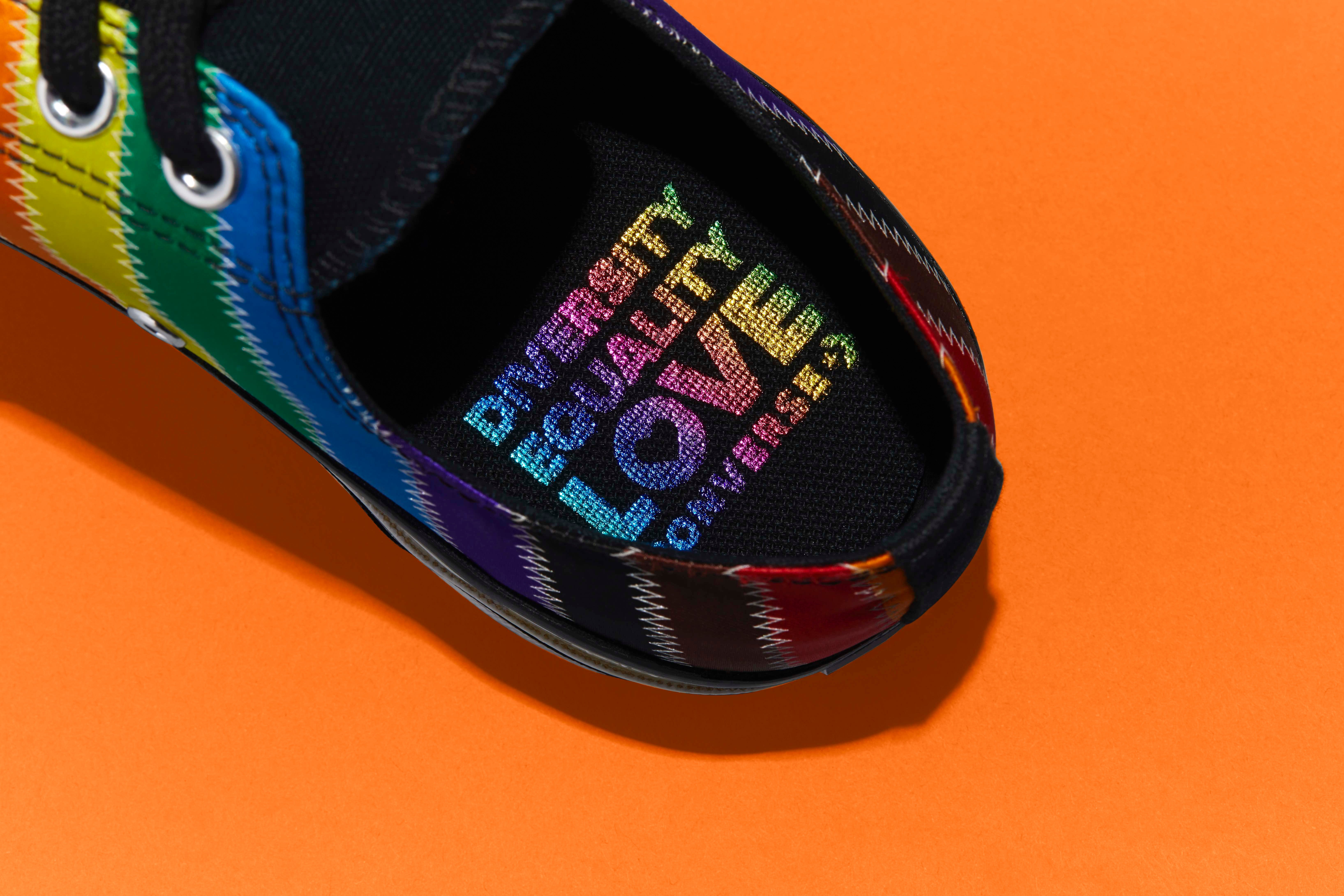 Fotos: Las zapatillas de Nike, Converse y New Balance se tiñen con los colores del Orgullo para apoyar la diversidad