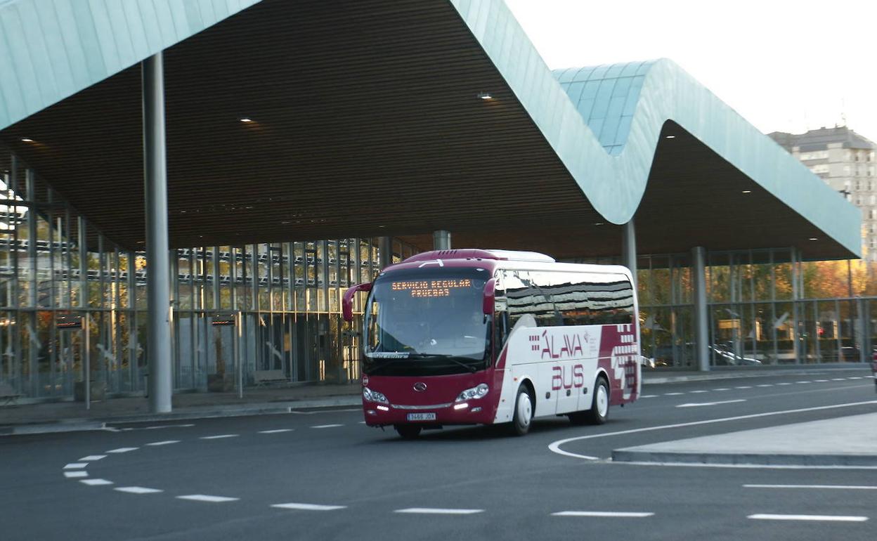 Un autocar foral parte de la estación de autobuses de Vitoria.