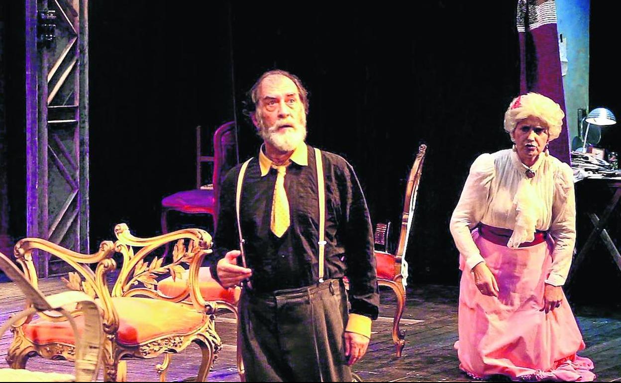 Ramón Barea e Itziar Lazkano en una escena de 'Hoy última función', la obra con la que Pabellón 6 volverá a levantar el telón. 