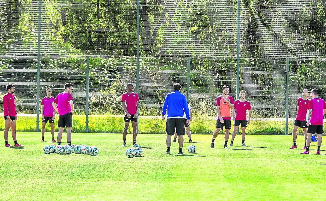 El técnico del Mirandés se dirige a los jugadores en una soleada y calurosa mañana de entrenamiento.