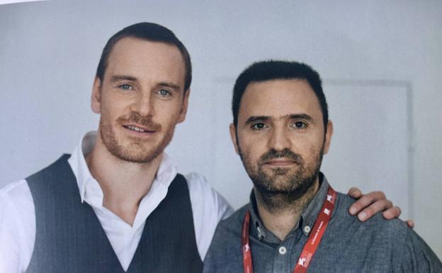 Toni García con el actor Michael Fassbender en 2011.