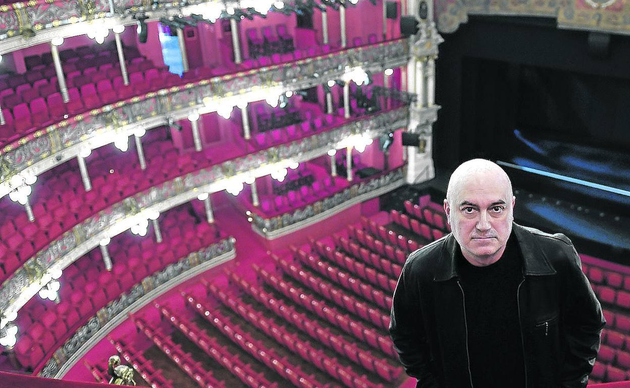 Calixto Bieito, director artístico del Teatro Arriaga, en estos tiempos de pandemia se encuentra en su casa de Basilea.