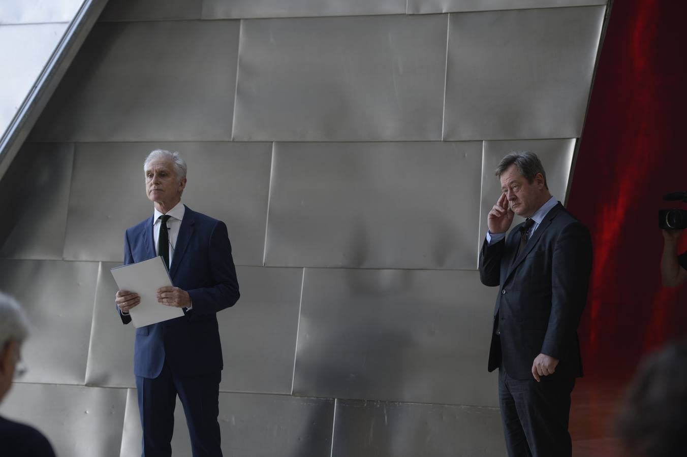 Apertura del museo Guggenheim.El director general del Guggenheim, Juan Ignacio Vidarte junto con el consejero de Cultura bingen Zupiria.