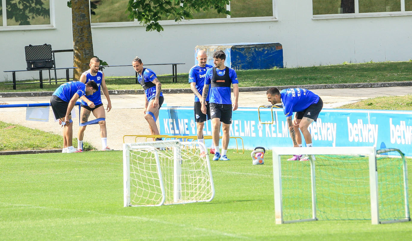 Fotos: El Alavés ya entrena con toda la plantilla junta