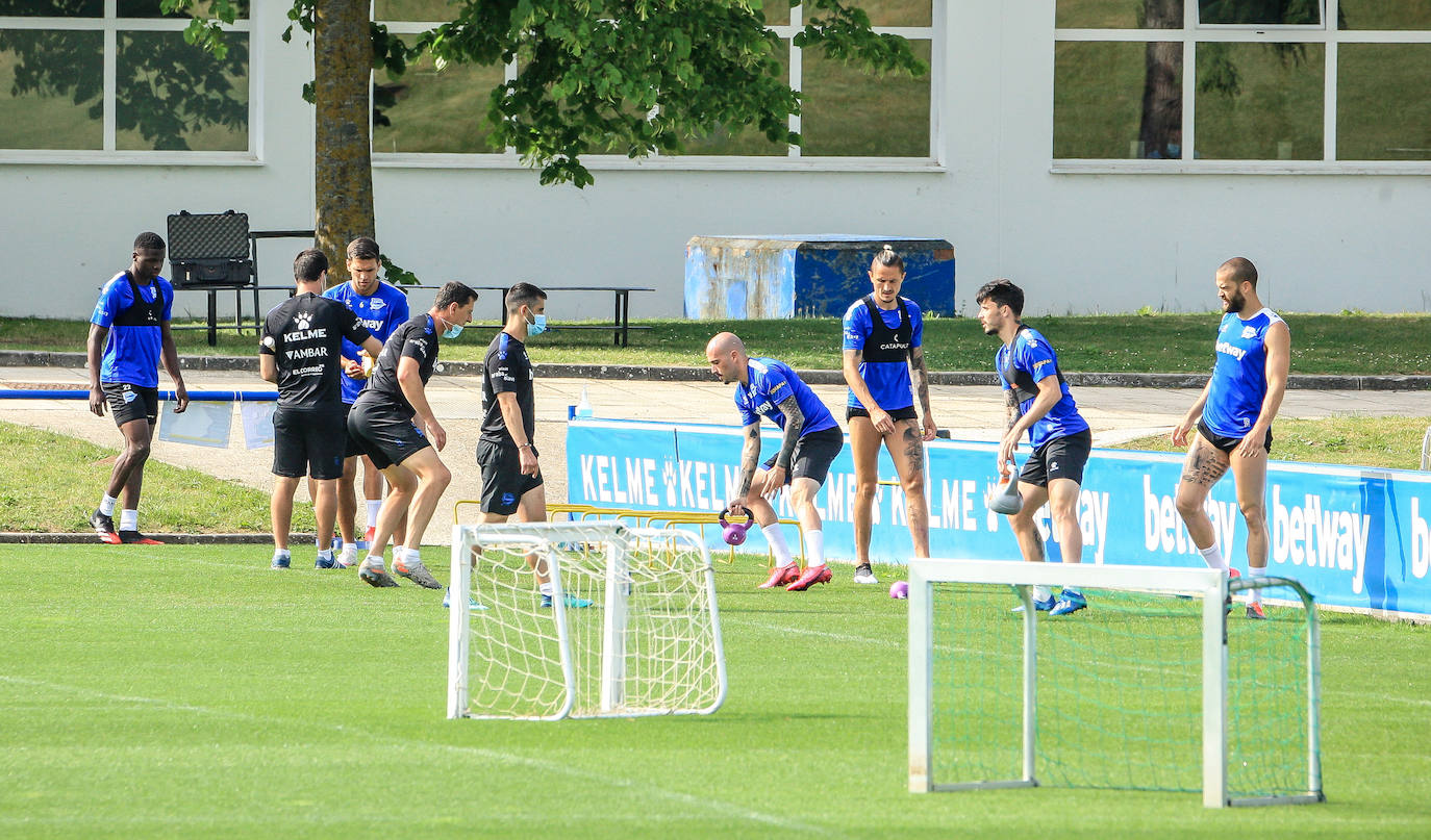 Fotos: El Alavés ya entrena con toda la plantilla junta