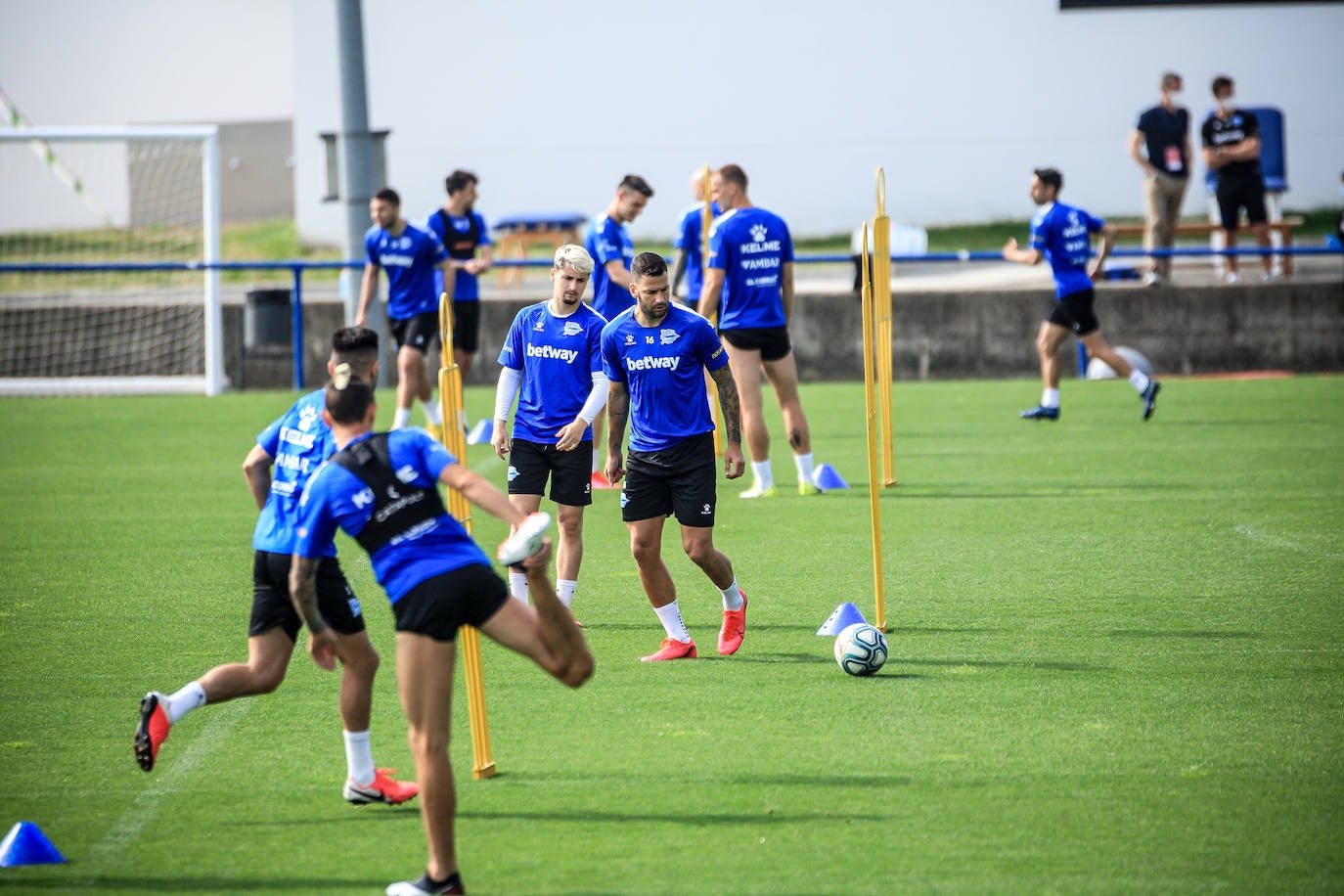 Fotos: El Alavés ya entrena con toda la plantilla junta