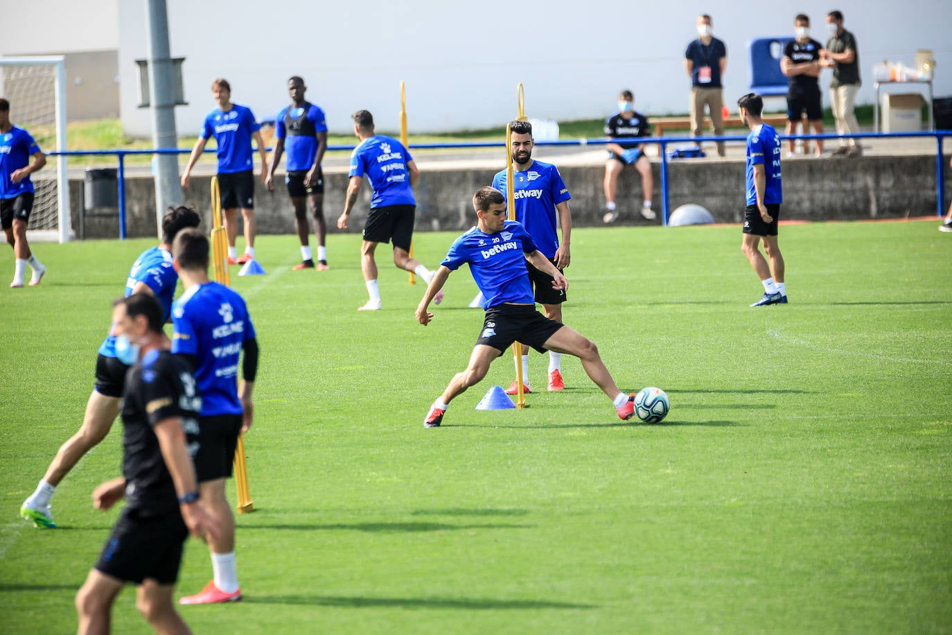 Fotos: El Alavés ya entrena con toda la plantilla junta