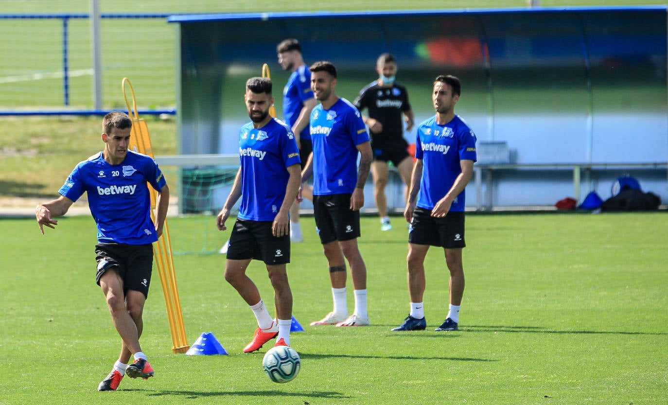 Fotos: El Alavés ya entrena con toda la plantilla junta