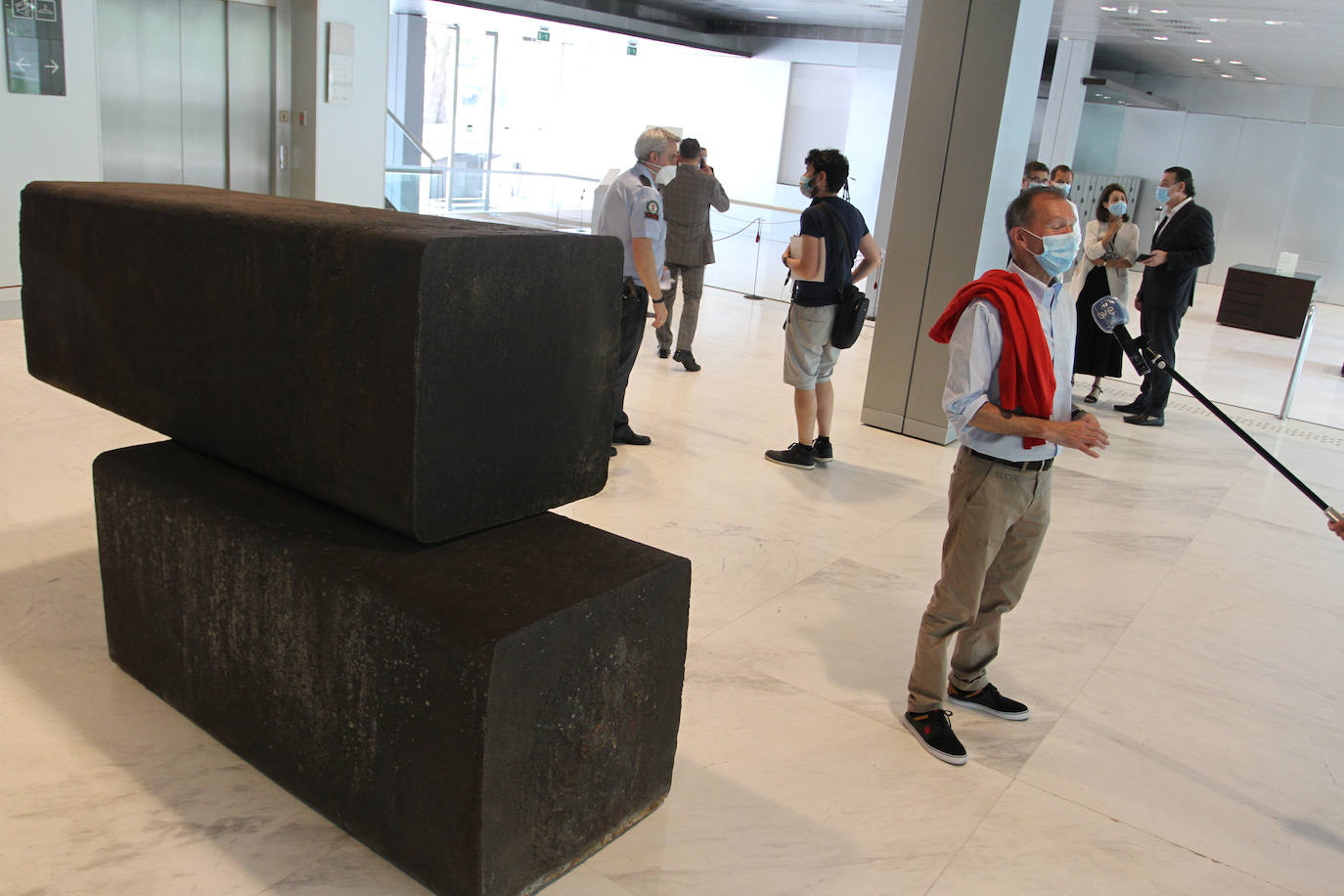 Miguel Zugaza, director del Bellas Artes, abrió las puertas dell museo para los visitantes que esperaban su turno.