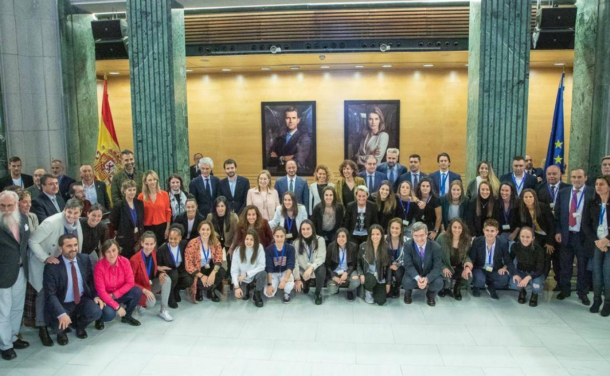 Jugadoras y representantes políticos tras la firma del primer convenio colectivo. 