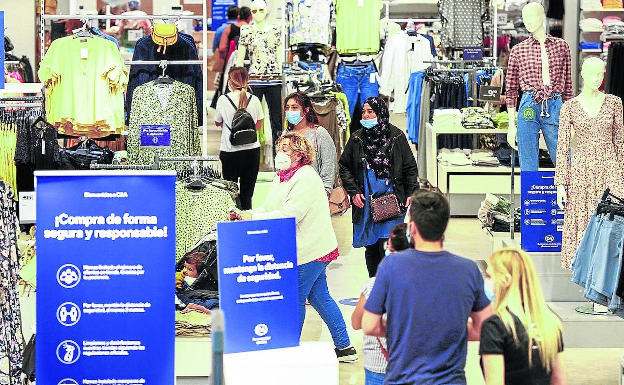 La presencia de clientes en el centro comercial El Boulevard en la primera semana tras la reapertura ha sido «similar» a las mismas fechas del año pasado, según la gerente. 