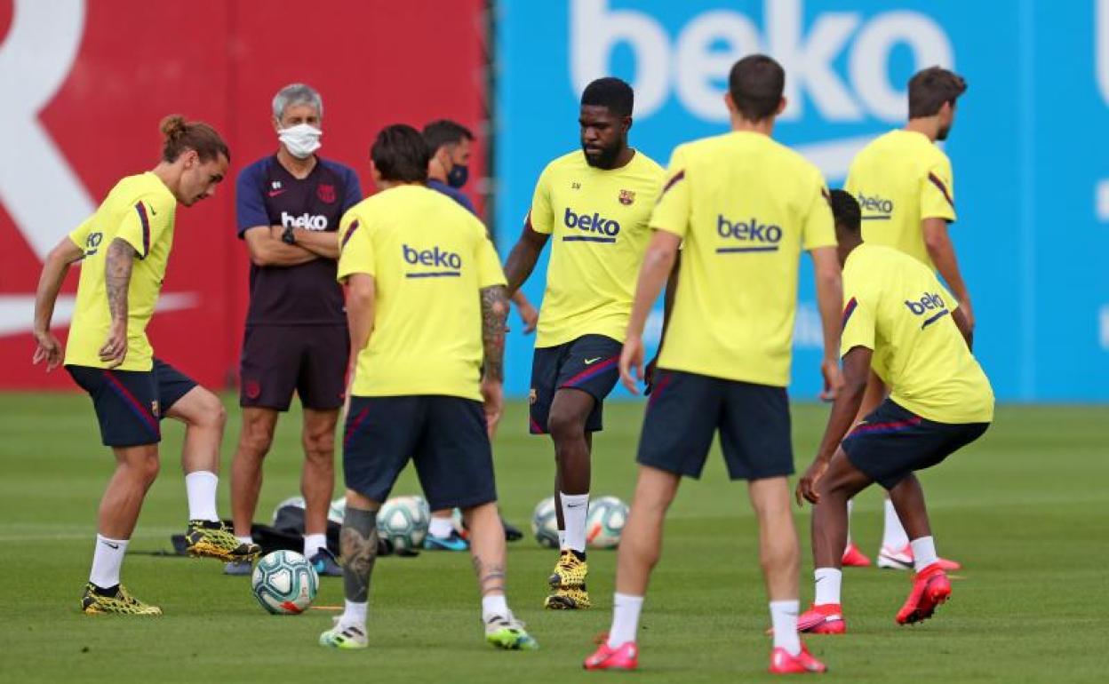 Quique Setién, dirigiendo el entrenamiento del Barça de este lunes. 