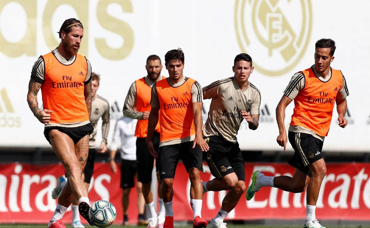 Sergio Ramos golpea el balón durante el partidillo del Real Madrid. 