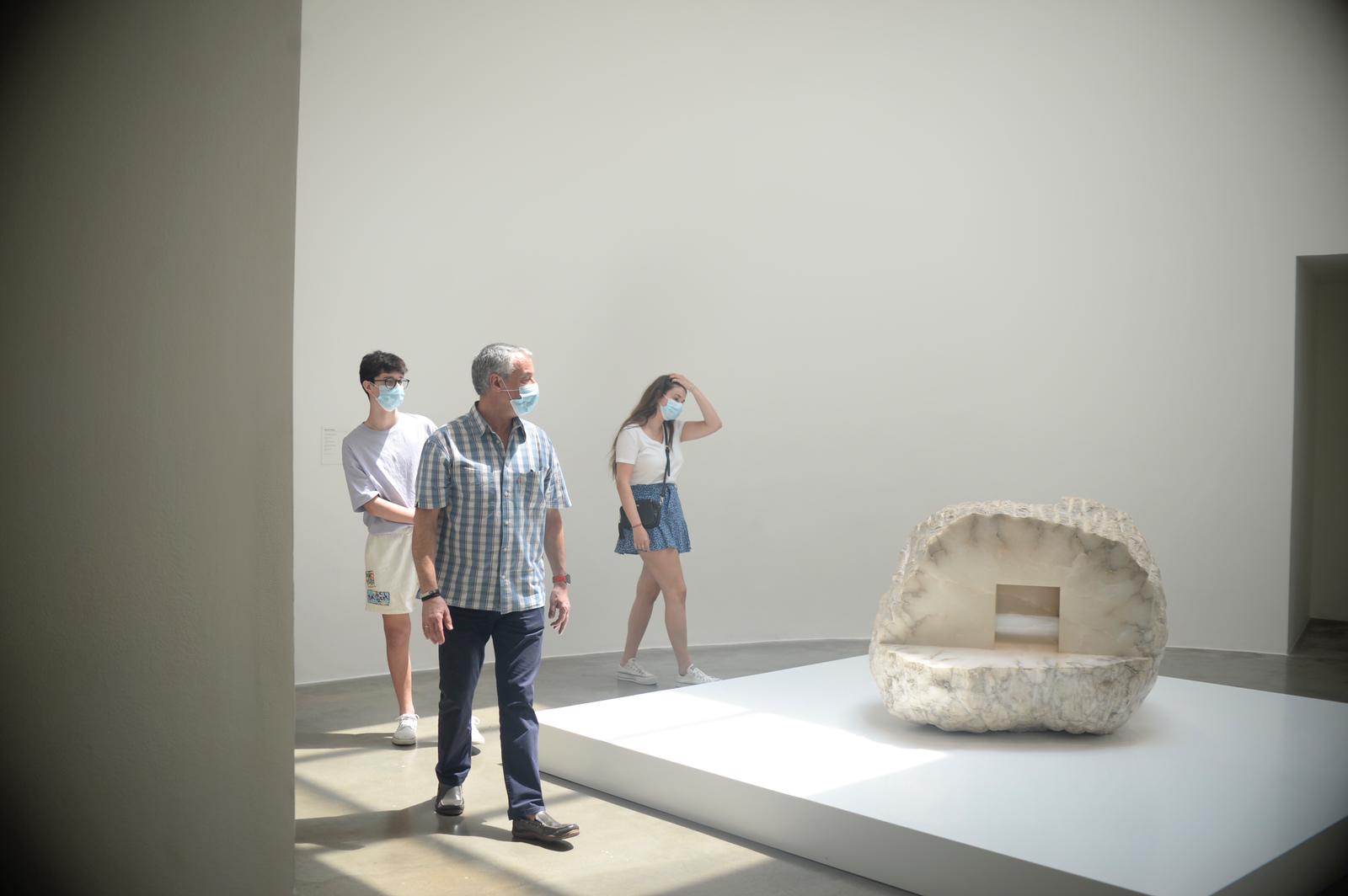 Apertura del museo Guggenheim. Los primeros visitantes, durante la tarde de este lunes.