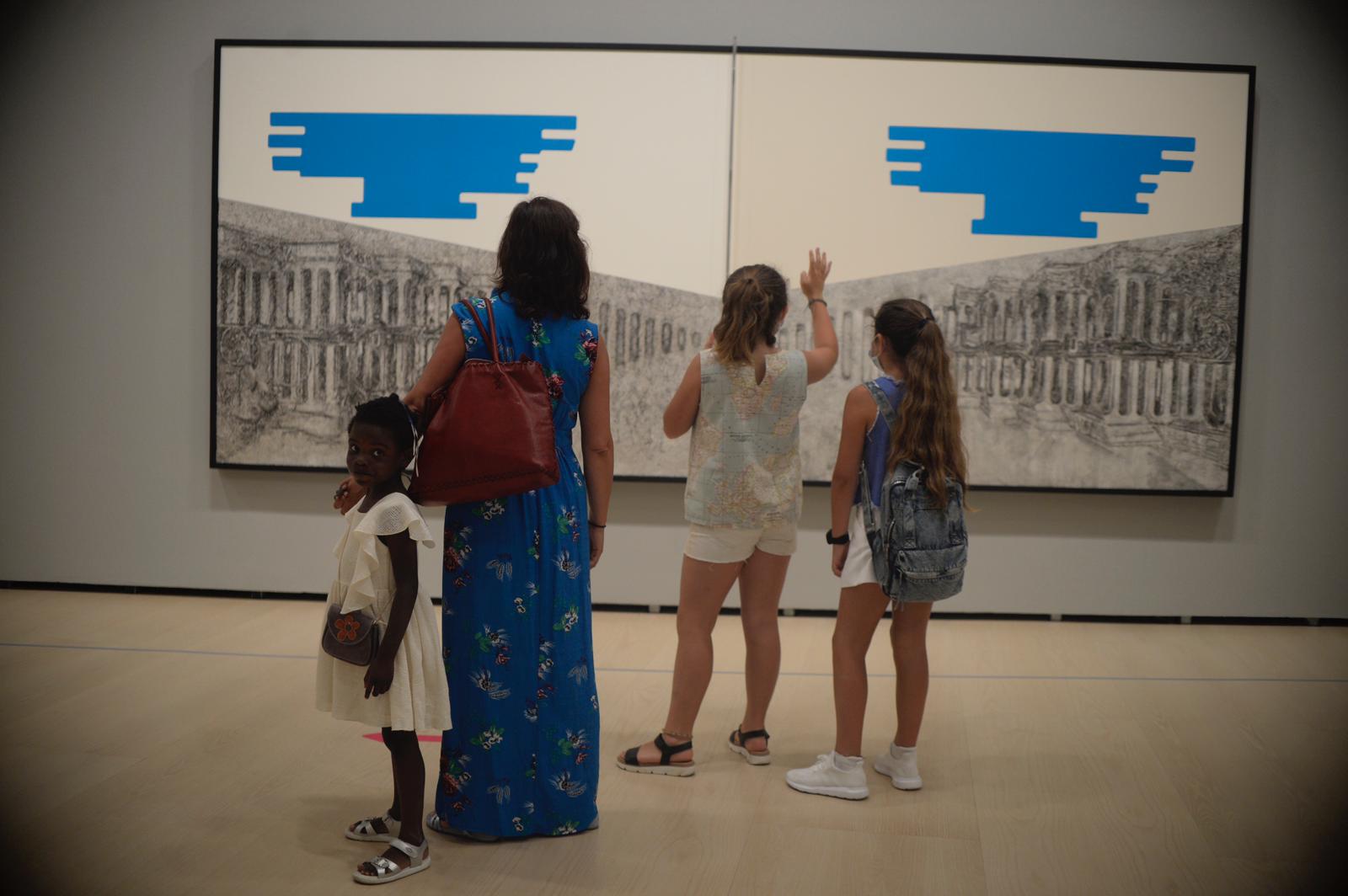 Apertura del museo Guggenheim. Los primeros visitantes durante la tarde de este lunes.