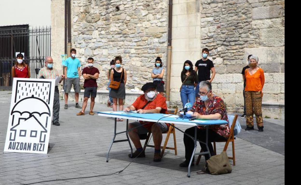 Lectura del comunicado por parte de los portavoces.