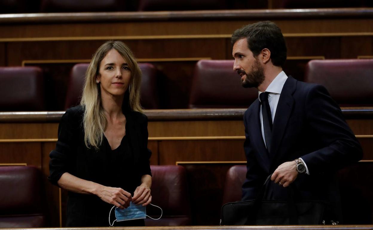 Casado junto a Álvarez de Toledo, en el Congreso, durante el pleno del 27 de mayo. 