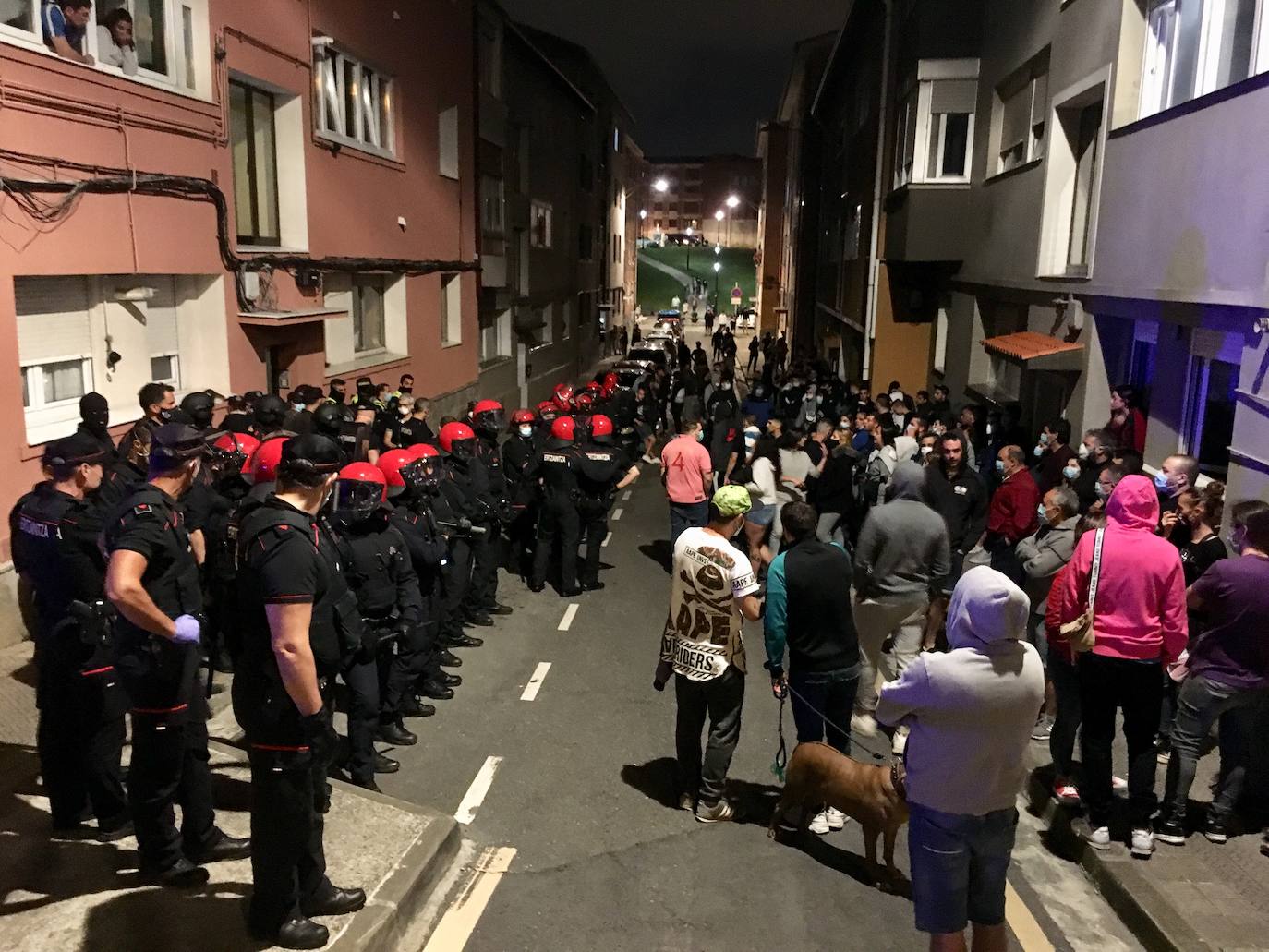 Fotos: La ocupación de un piso vuelve a desatar la tensión en Repélega