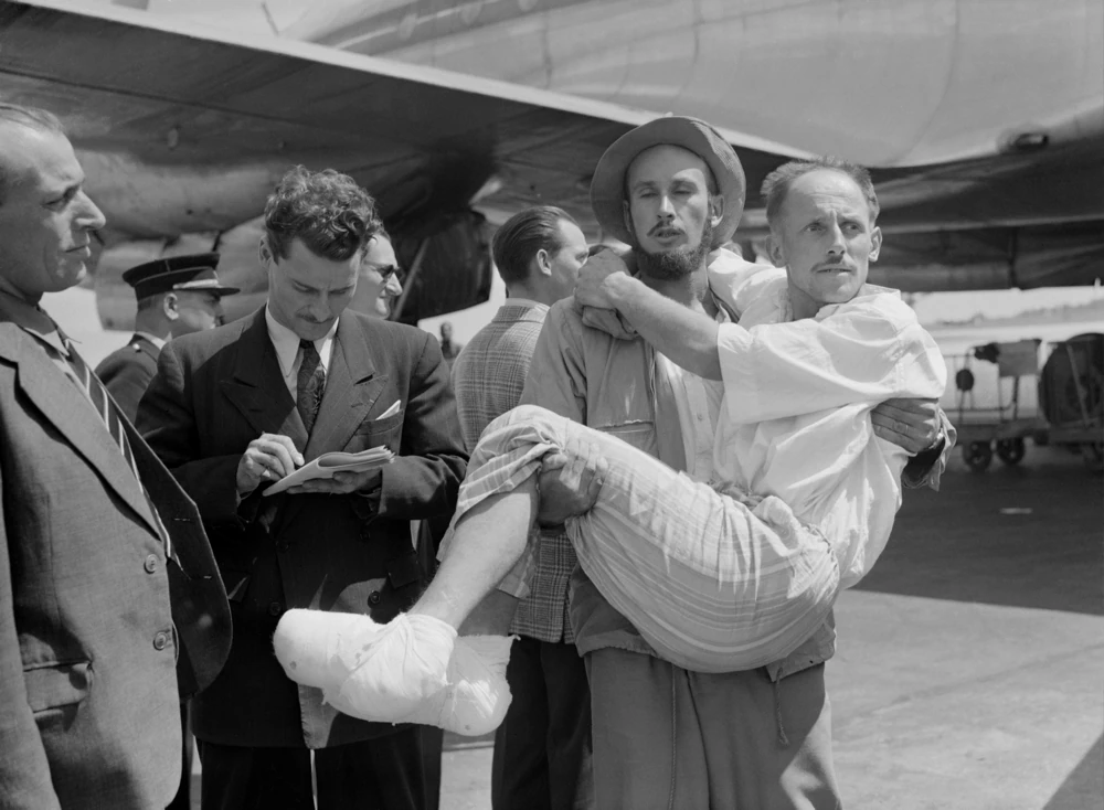 Louis Lachenal, en brazos de Lionel Terray al aterrizar en París.