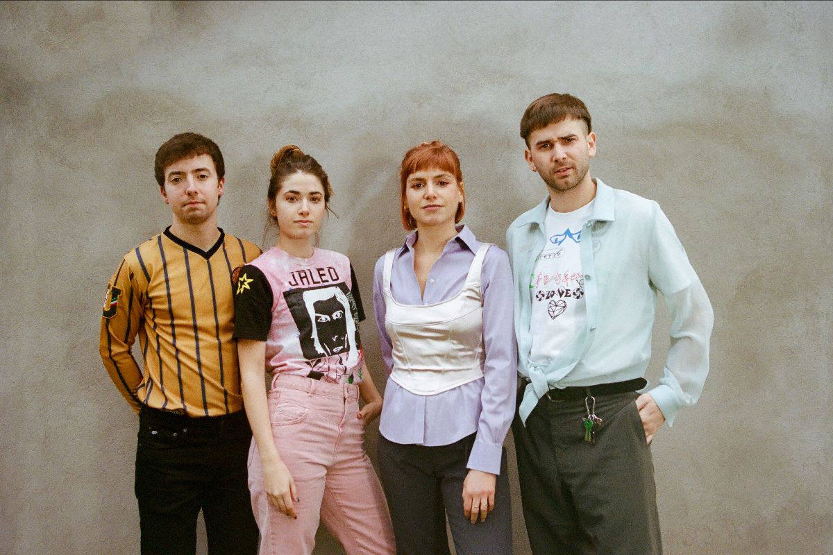 Cris Lizarraga, tercera por la izquierda, junto al resto de miembros de Belako.