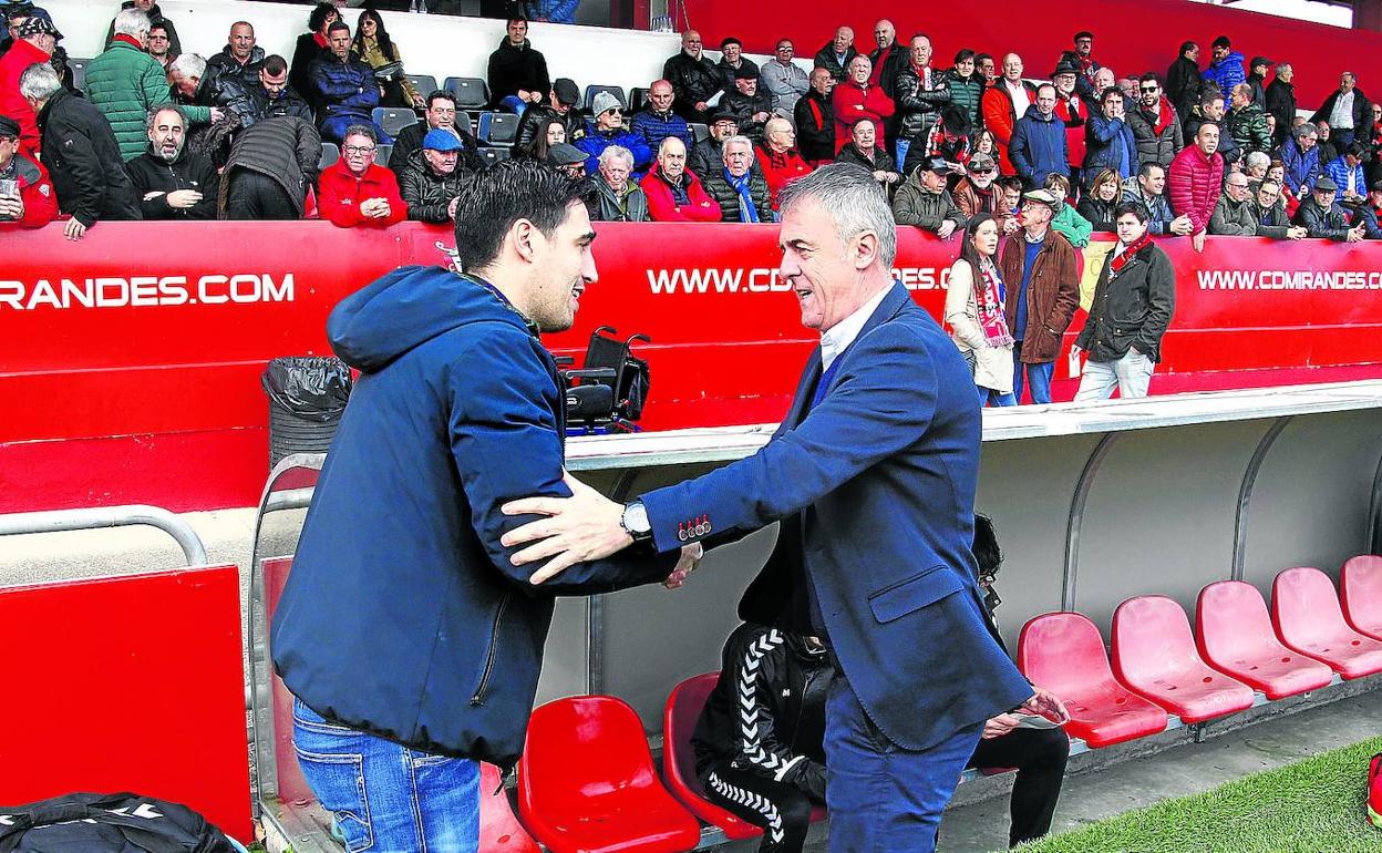 Andoni Iraola saluda a Lucas Alcaraz, antes del Mirandés-Albacete.