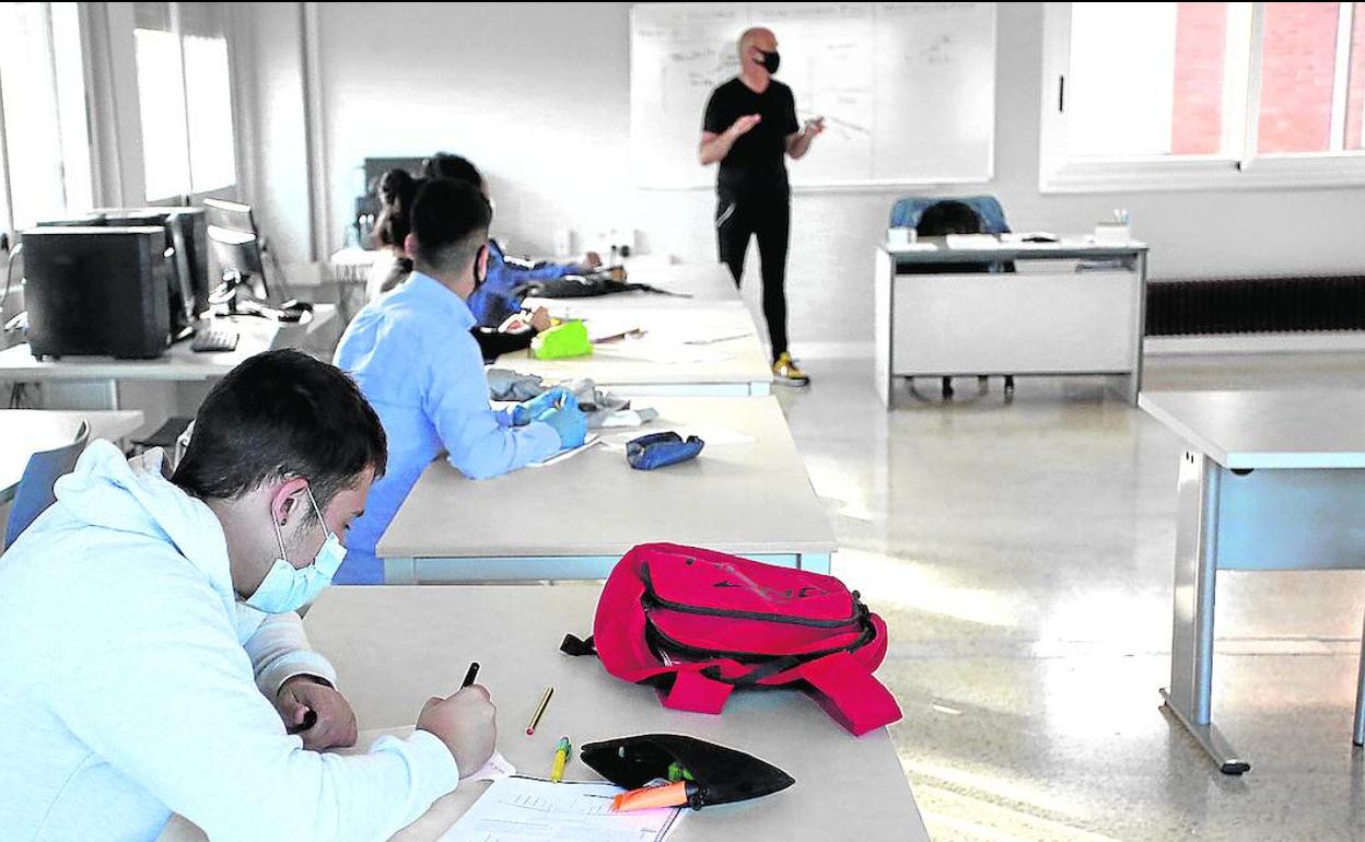 Un profesor de un centro vasco imparte clase con mascarilla tras la recuperación de la docencia presencial a finales del pasado mes de mayo.