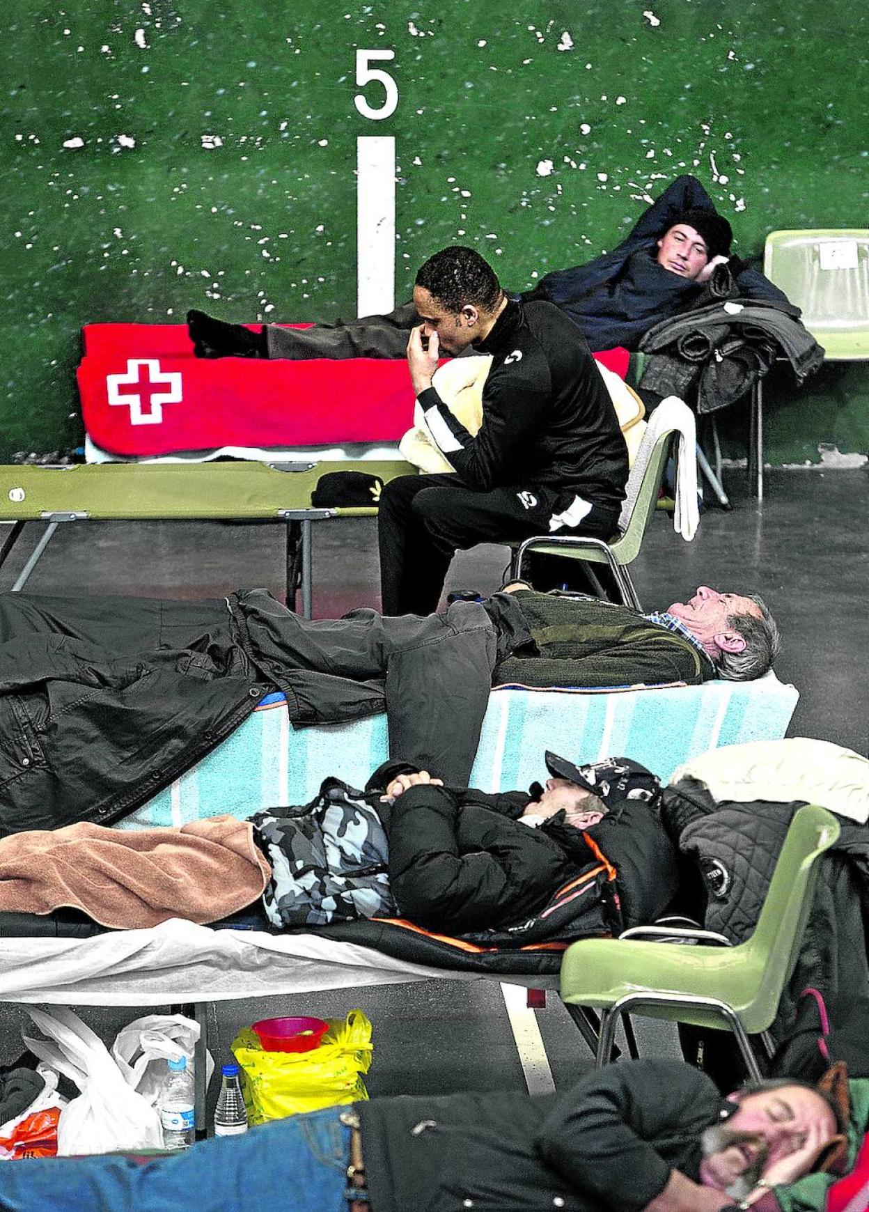 Frontón de Lakua reconvertido en albergue para personas sin hogar. 