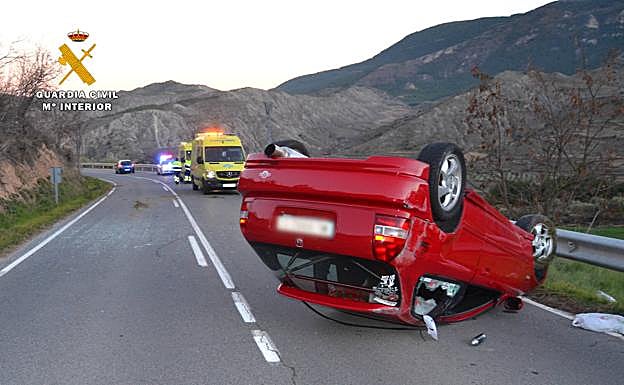 El vehículo quedó volcado tras el accidente en la carretera LR-255 en Leza de Río Leza. 
