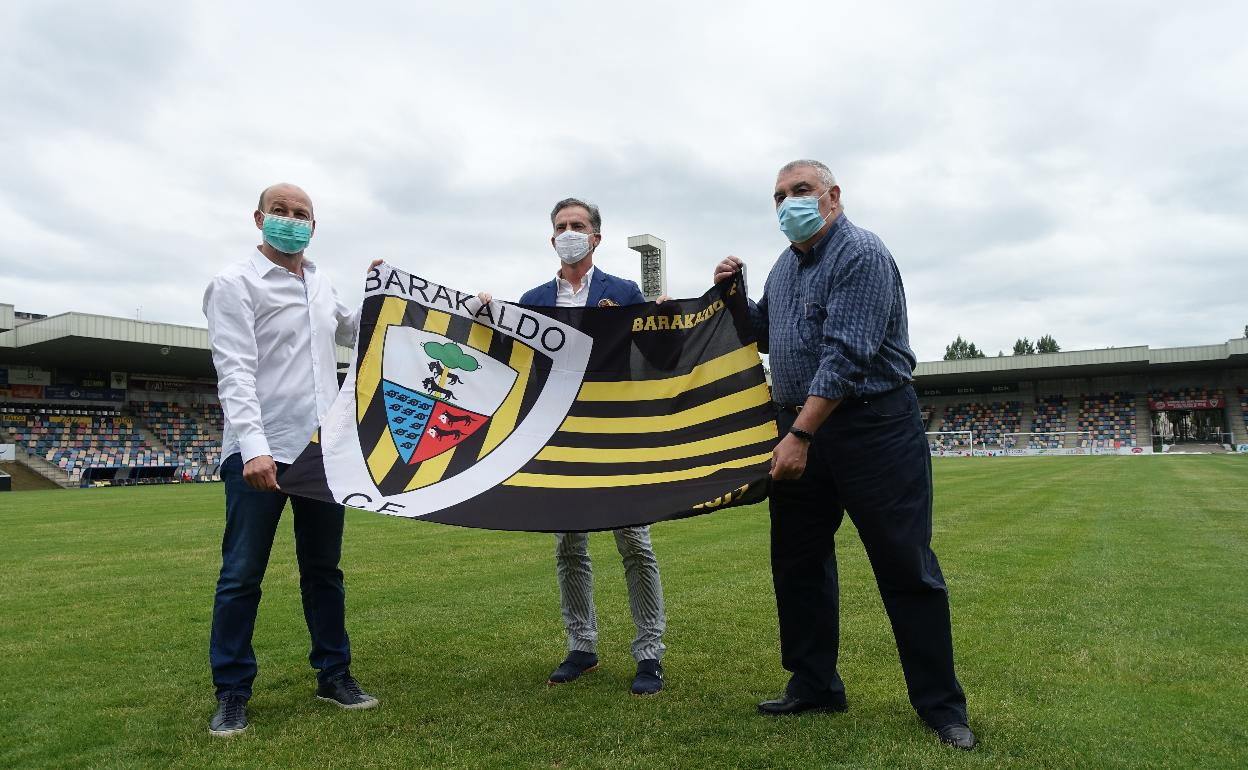 Jesús María Isusi, Aitor Larrazabal y un directivo posan en la presentación del nuevo técnico del Barakaldo 