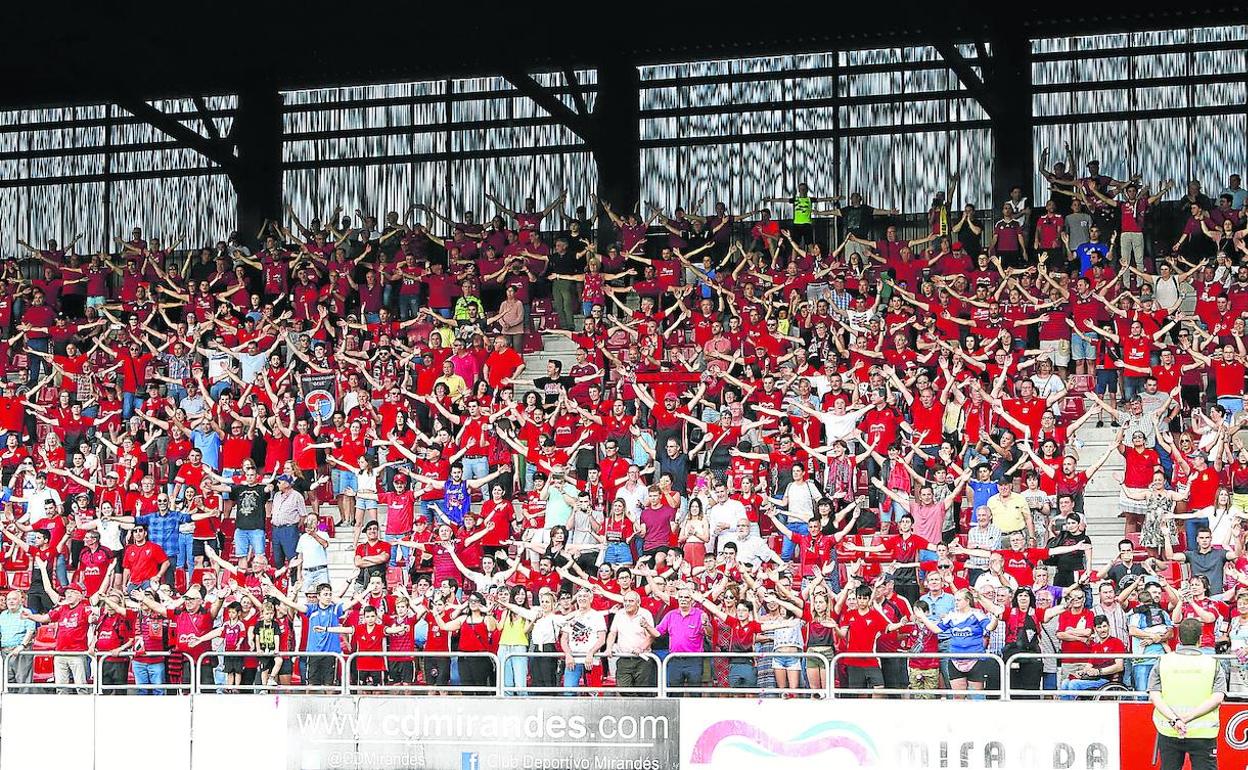 La hinchada mirandesista, en un anterior partido.